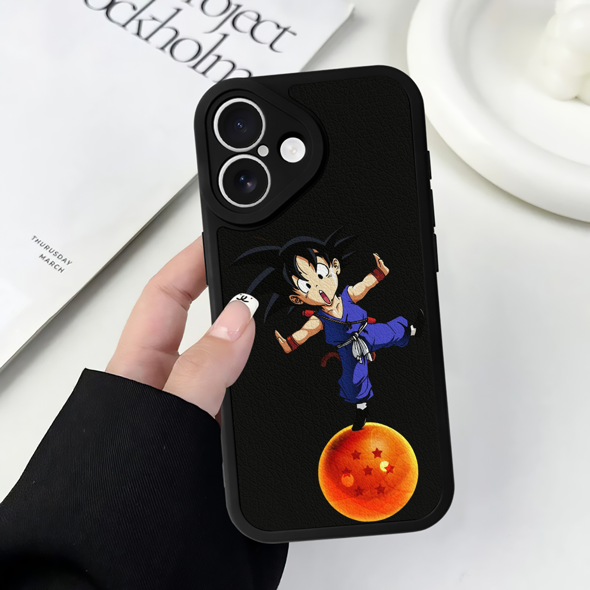 （画像用） ドラゴンボール 孫悟空（そん ごくう）Son Goku カカロット DRAGON BALL Kakarotto 【iPhone 16シリーズ対応】シリコンスマホケース（レザー調） 材質：シリコン
